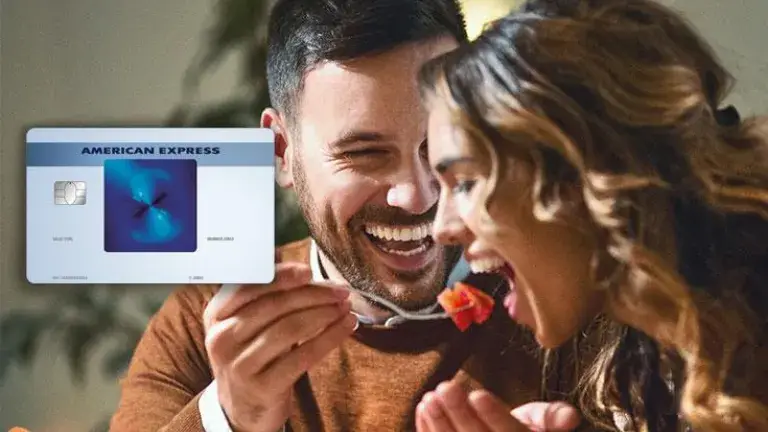 Hombre feliz alimenta a su pareja en la boca
