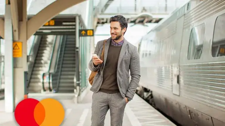 hombre caminando por la estación de tren