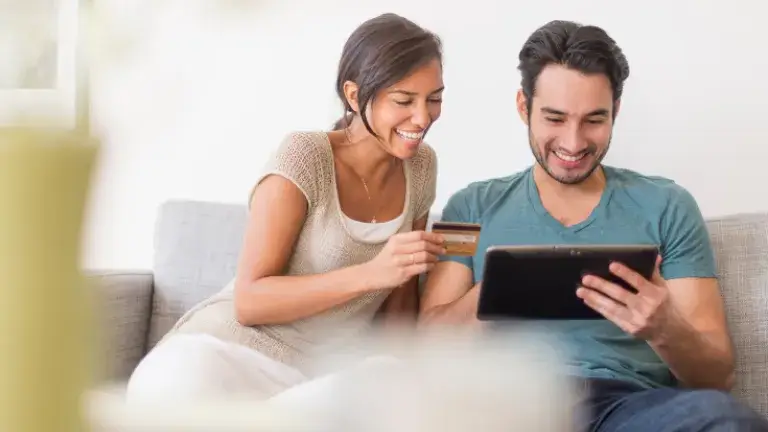 Pareja en el sofá viendo una tablet