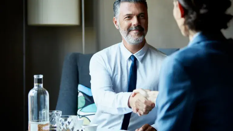 Personas estrechándose la mano