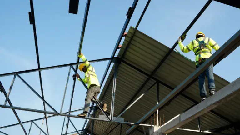 Personas en el techo de una construcción