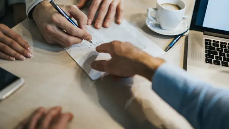 Persona firmando documentos