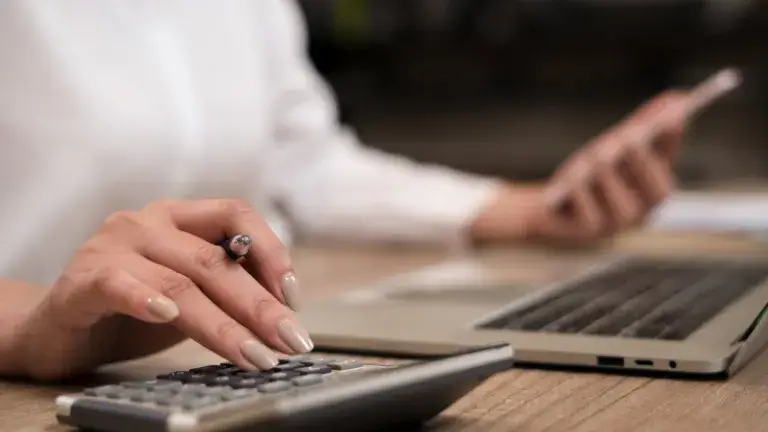 Persona usando la calculadora