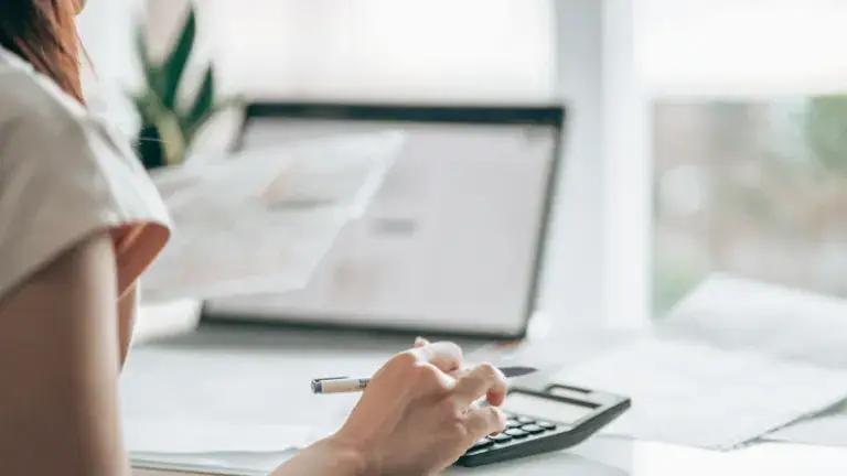 Persona usando la calculadora