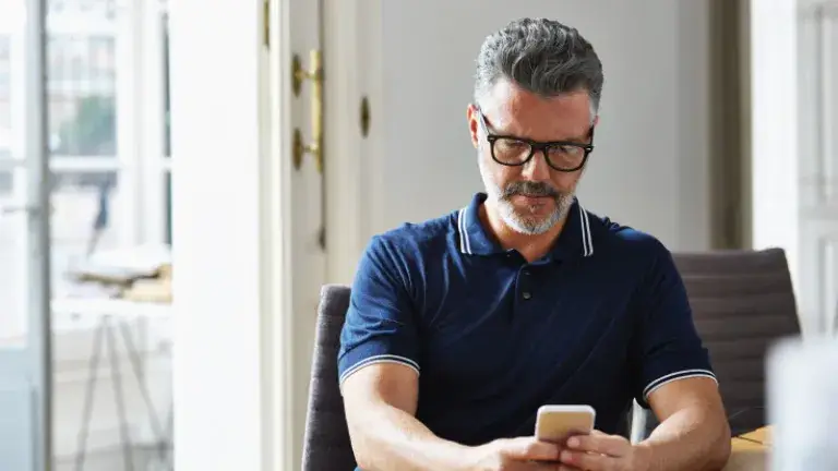 Persona observando su celular