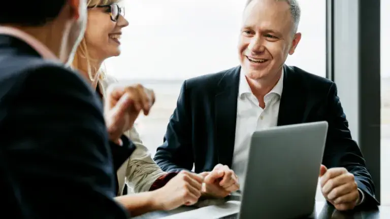 Personas reunidas frente a la computadora