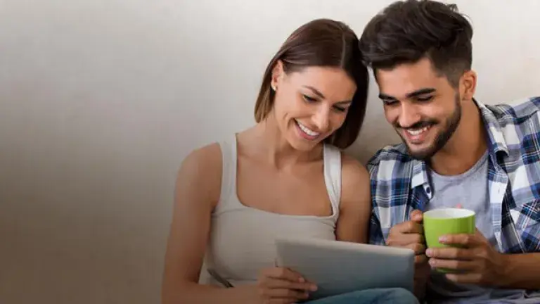 Pareja observando una tablet