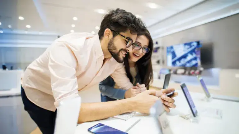 Pareja comprando tecnología 