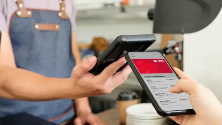 Persona-pagando-con-wallet-móvil-customer-and-sale-people-are