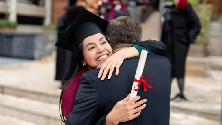Mujer feliz de lograr su meta educativa