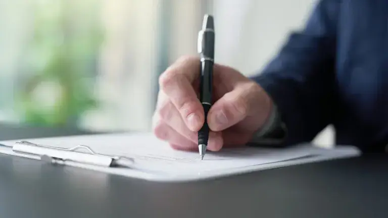 Mano, hombre de negocios y escritura en documento para la firma de contrato legal