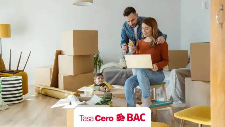 Familia aprovechando los beneficios de tasa cero para realizar las compras de su hogar