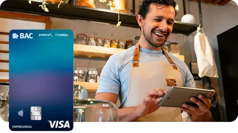 Persona en su negocio junto a la tarjeta empresarial Lifemiles de BAC Honduras
