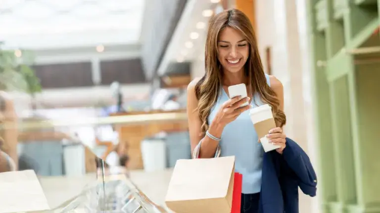 Mujer sonriente trasladando su compra de tarjeta de crédito a minicuotas con BAC Costa Rica
