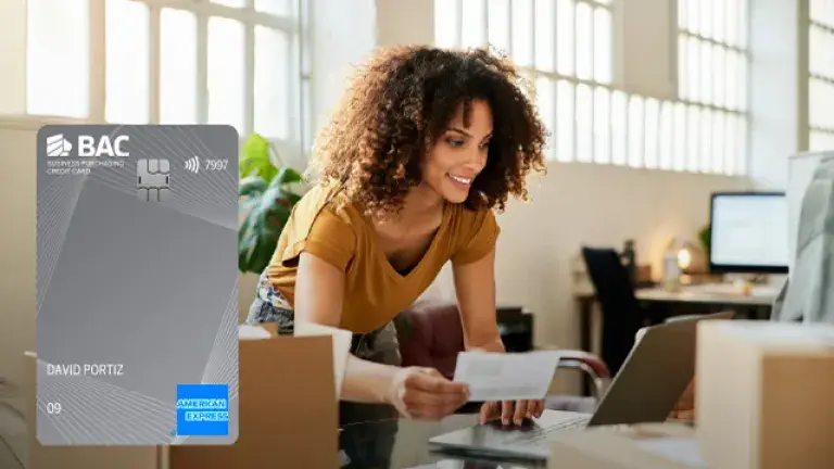 Persona realizando compas con su Tarjeta de Crédito Business Purchasing American Express® de BAC