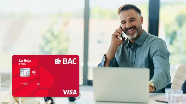 Persona disfrutando de los beneficios de la tarjeta debito pymes de BAC Costa Rica