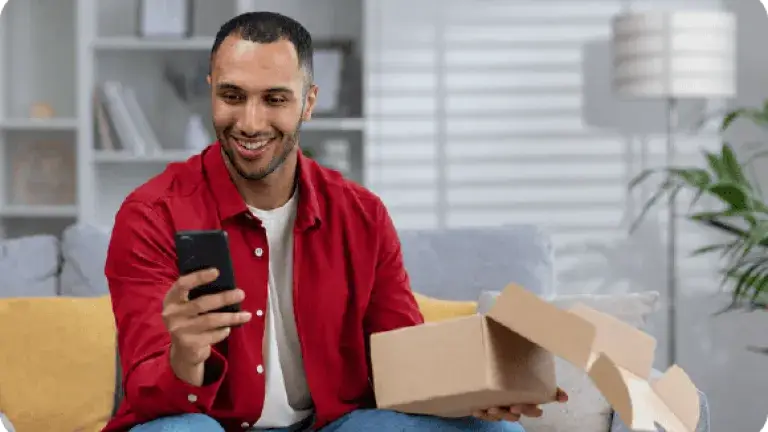 Persona feliz trasladando sus compras a minicuotas con BAC El Salvador