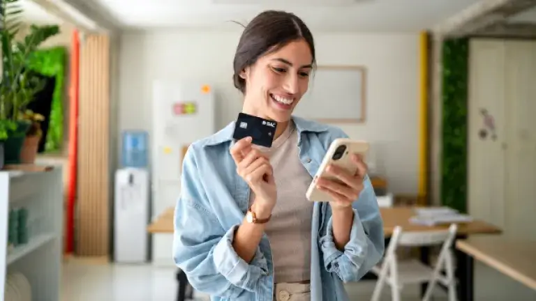 Mujer con Seguro hurto plus tarjeta de crédito Honduras
