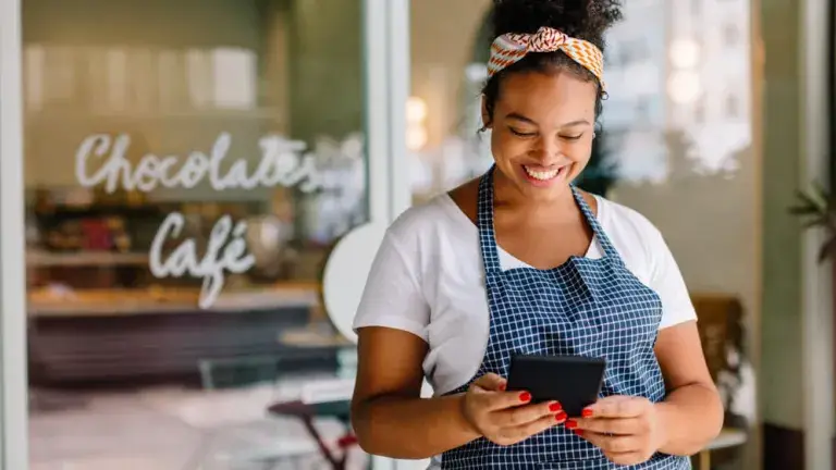 Emprendedora sonriente solicitando su credito pymecash con BAC Panama