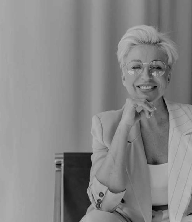 Fotografía a blanco y negro de mujer ejecutiva sonriente 