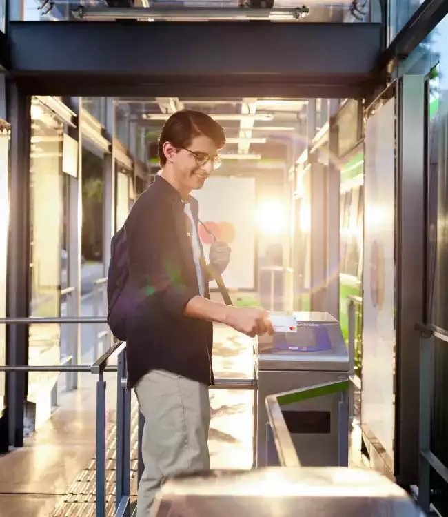 Joven pagando transmetro