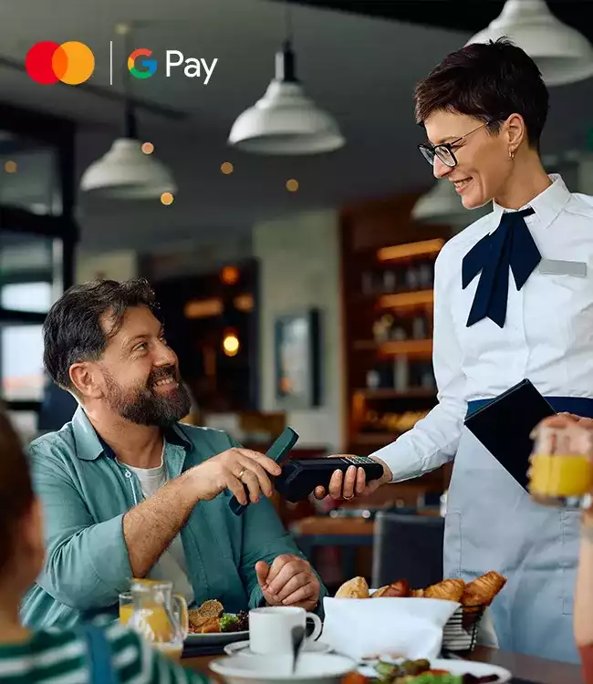 Hombre joven pagando con google pay mastercard