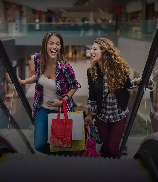 mujeres jovenes de compras en centro comercial