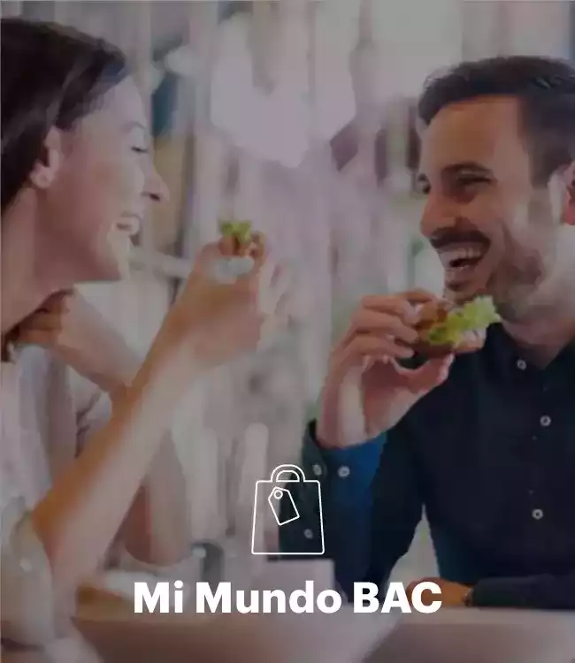 Personas felices disfrutando promociones