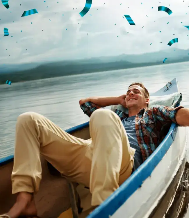 Hombre relajado en bote, en sus vacaciones