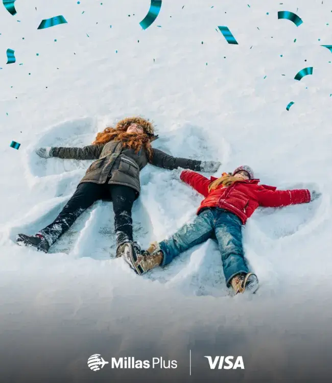 Niños jugando en la nieve en su viaje de vacaciones