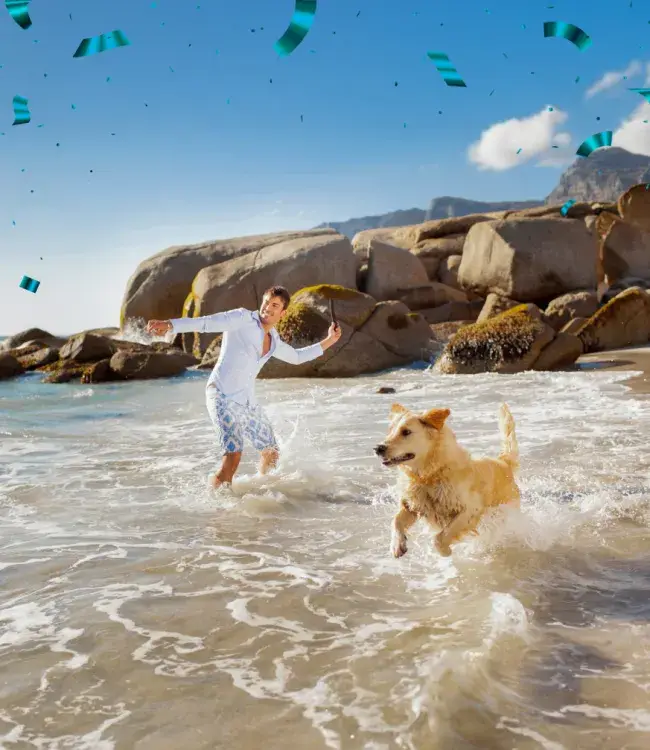 Joven y su perro en la playa divirtiendose