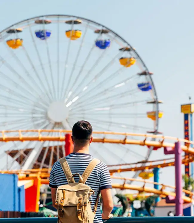 Persona feliz viajando