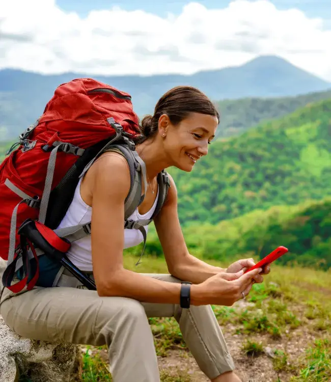 mujer viendo celular