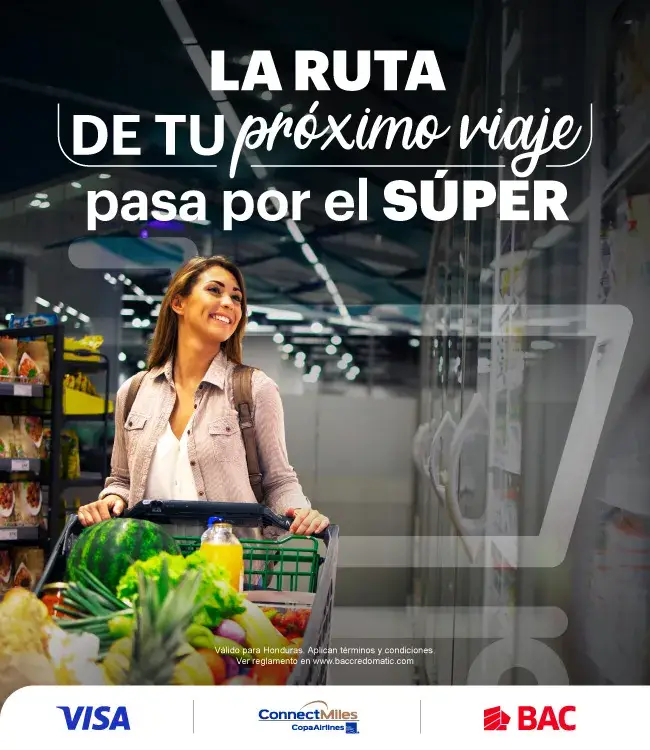 Mujer feliz realizando las compras en el super con su tarjeta ConnectMiles de BAC Honduras