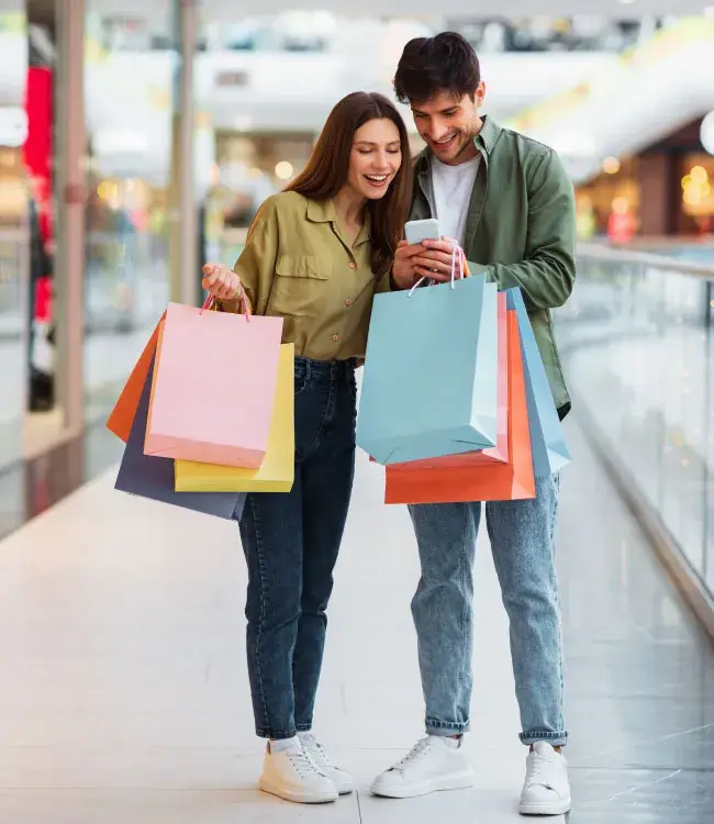 Pareja feliz realizando compras