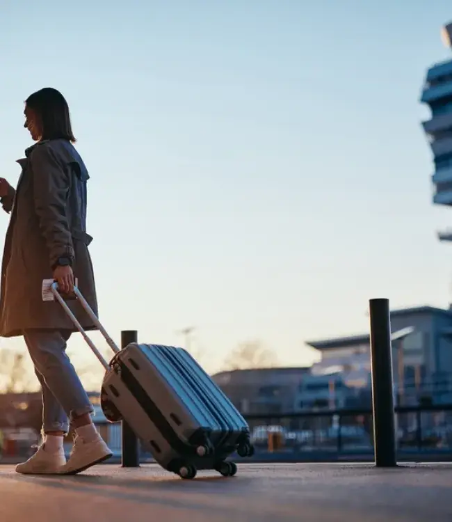 mujer con maleta de viaje