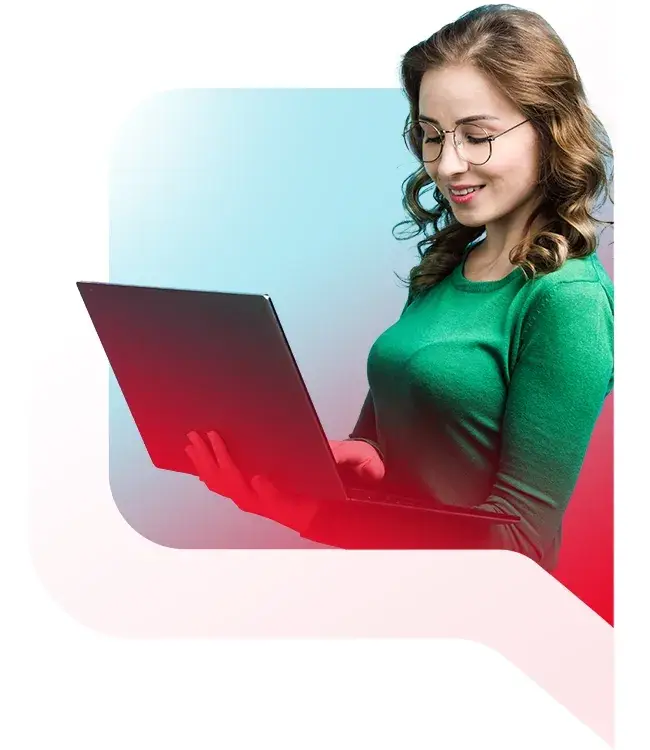 chica sosteniendo laptop