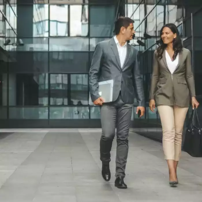 Empresarios caminando