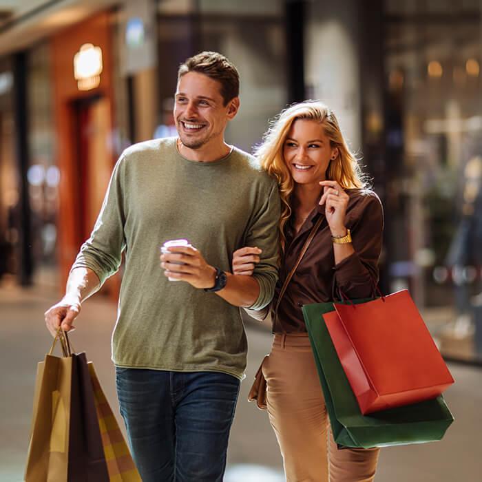 pareja feliz realizando compras