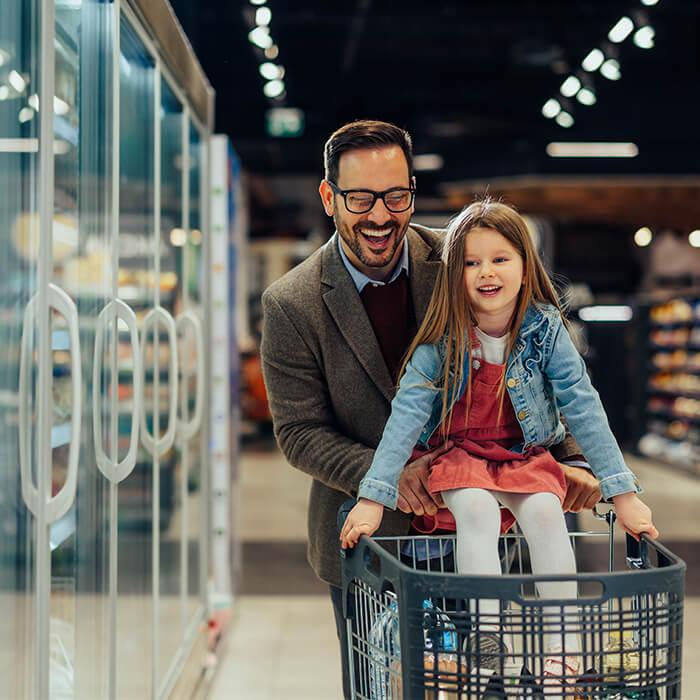 padre con su hija haciendo compras