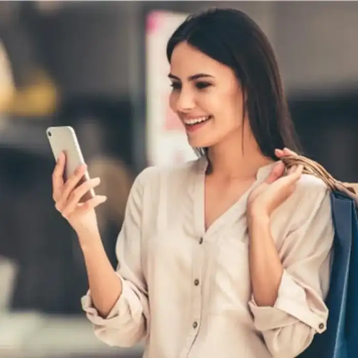 Mujer viendo su telefono 