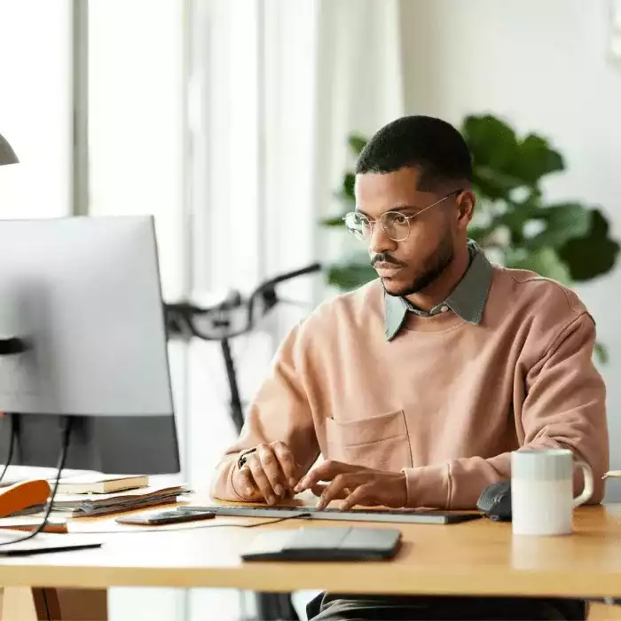 hombre en computadora viendo su cuenta
