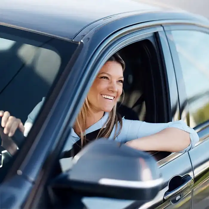 Persona conduciendo su vehiculo nuevo adquirido a traves del financiamiento de BAC para vehiculos
