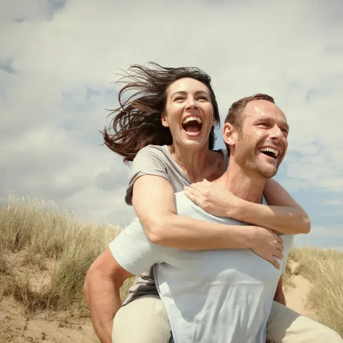 Pareja disfrutando de los beneficios de los prestamos personales de BAC