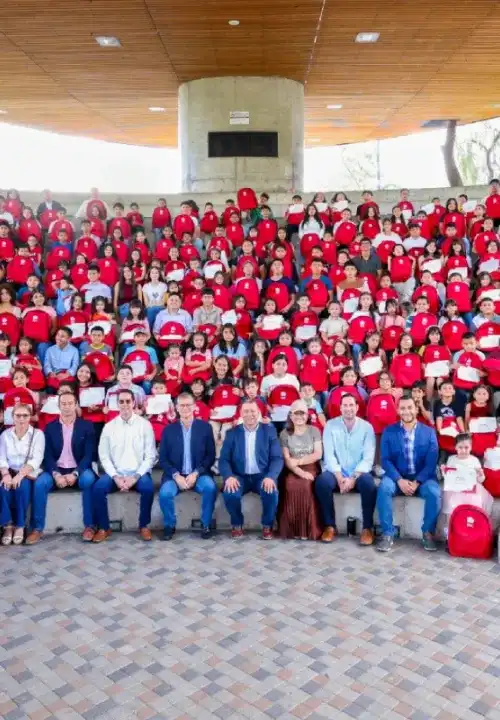 Impulsamos el camino de 261 estudiantes con nuestro programa de becas