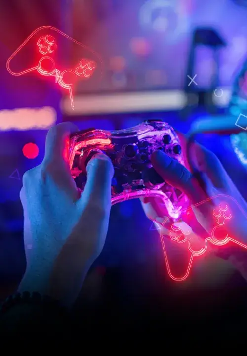 controlador de consola en manos de jugador en la sala de estar de luz de neón de colores por la noche,