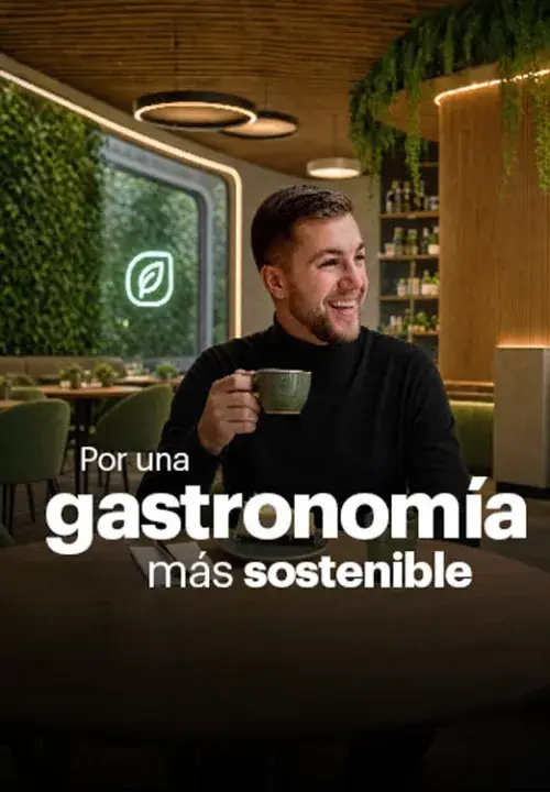 Persona disfrutando de una bebida en un establecimiento que promueve prácticas de gastronomía sostenible.