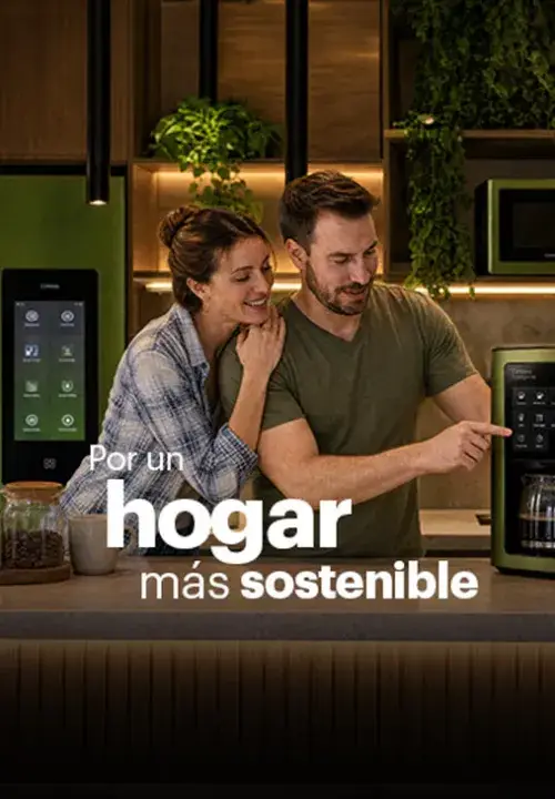 Personas utilizando electrodomésticos eficientes en un hogar más sostenible como parte del Mes de las Acciones Positivas.