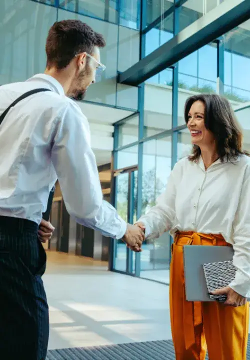 Business traveler making international payments in their home currency using DDC