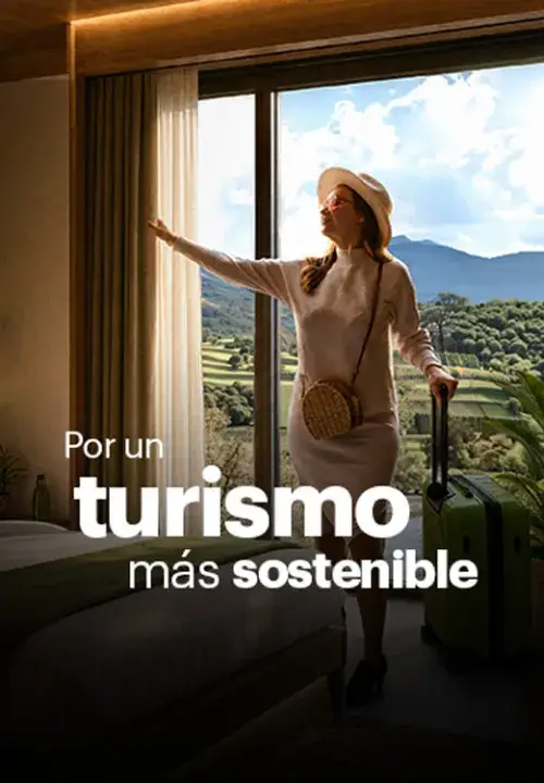 Persona en alojamiento turístico sostenible disfrutando de un entorno natural como parte de un turismo más responsable. Mostrar más líneas